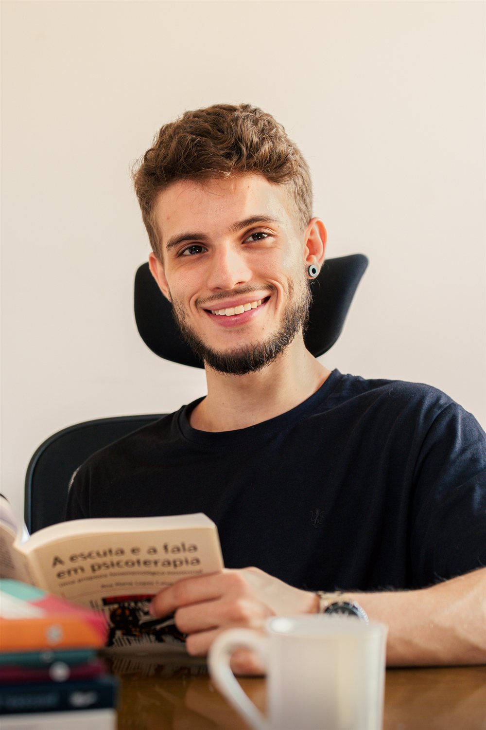 Lucas Alfenas lendo o livro 'A escuta e a fala em psicoterapia'